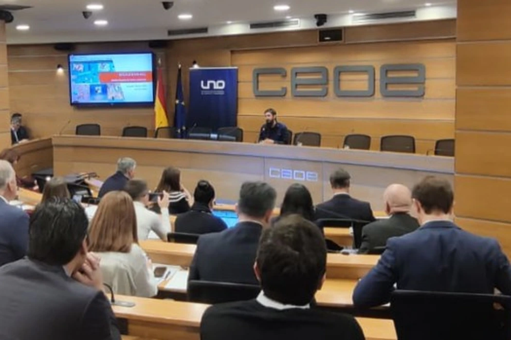 Eduardo Sánchez durante la ponencia de UNO en la sede de CEOE